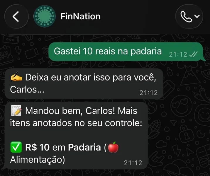 Conversa no WhatsApp mostrando o FinBot registrando um gasto de padaria